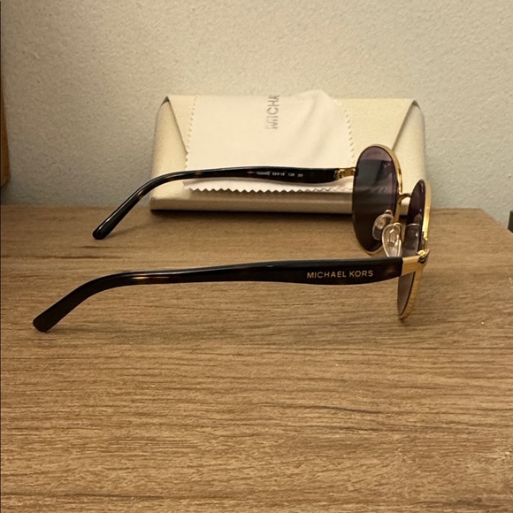 Michael Kors round mirrored sunglasses. - Picture 2 of 4